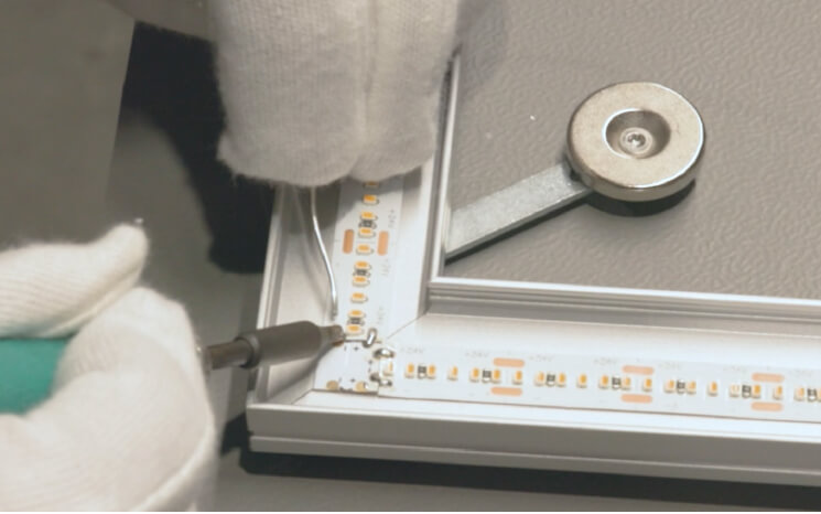 Zusammenführung von LED-Flexbändern und Alu-Profilen