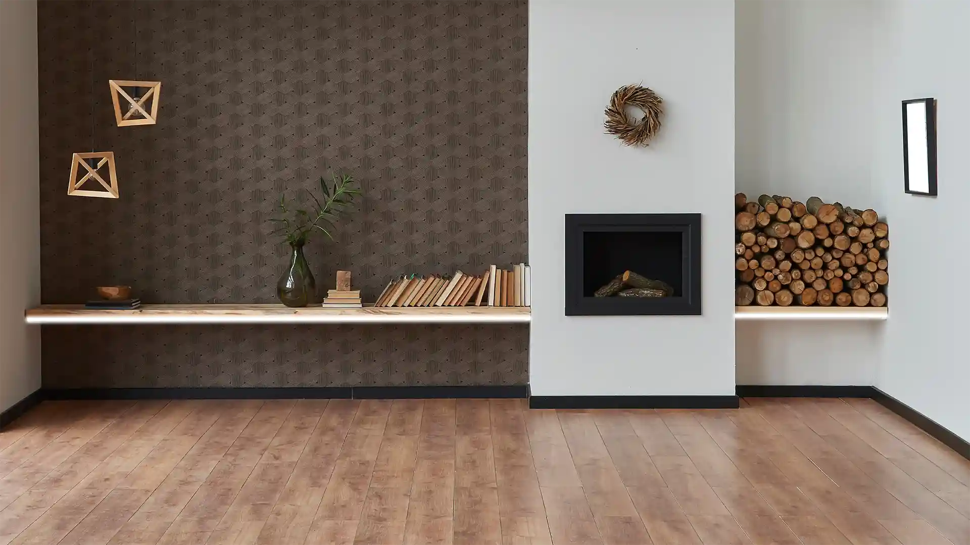 Ein elegantes Wohnzimmer mit einem Wandregal voller Bücher, einer Vase und Holzdekorationen. Neben einem modernen Kamin liegt gestapeltes Brennholz. Der Boden ist aus Holz.