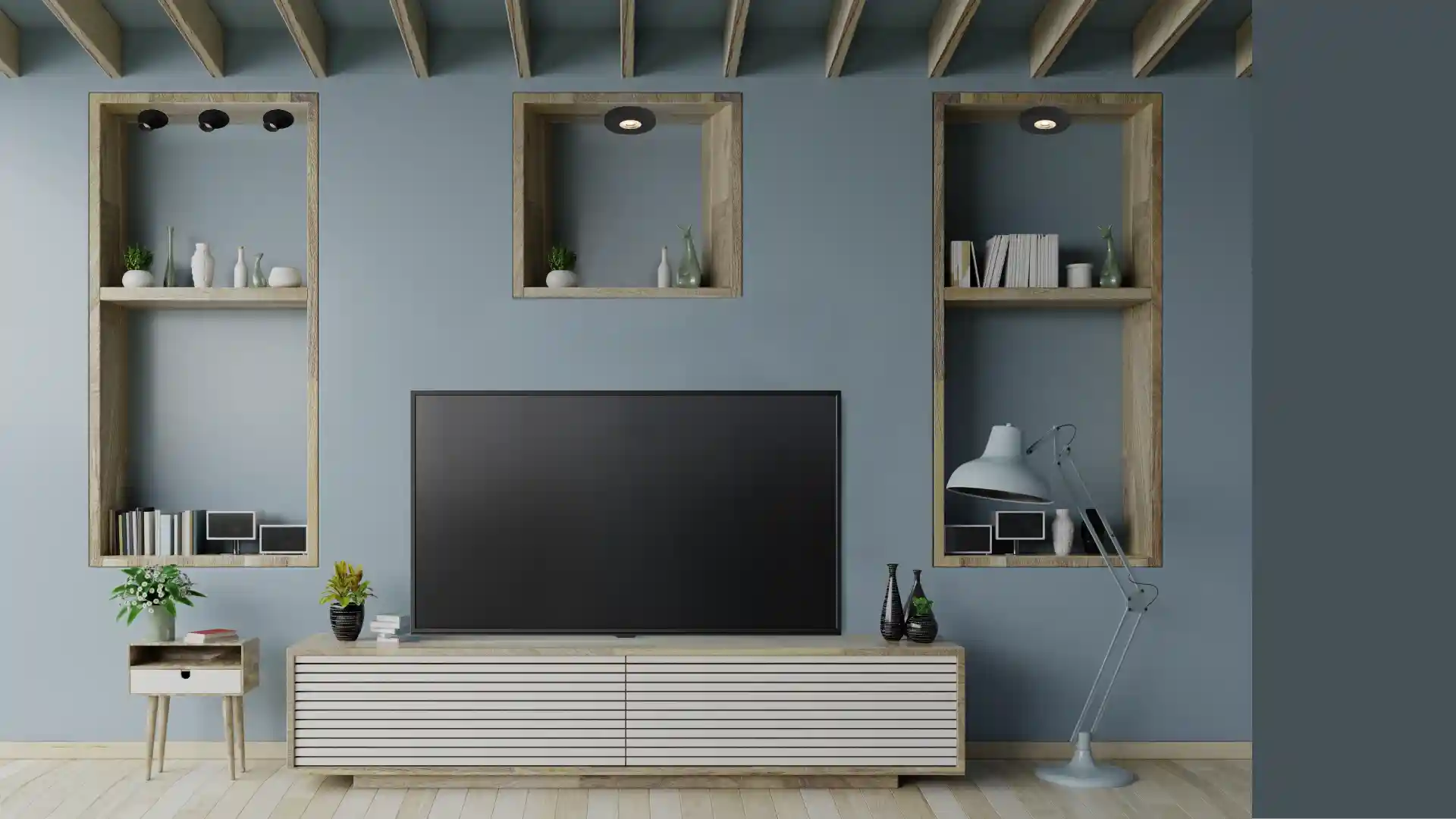 Ein großer Flachbildfernseher steht auf einem minimalistischen Holzschrank vor einer blauen Wand, flankiert von Regalen mit Pflanzen, Büchern und Dekorationen in einem modernen Wohnzimmer.