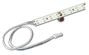 Ein LED-Lichtstreifen mit Kabel und Stecker liegt auf einem schwarzen Hintergrund.