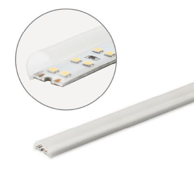 Ein weißer LED-Streifen leuchtet, umgeben von einem transparenten Schutzmantel; ein vergrößerter Ausschnitt zeigt Details der kleinen LED-Lampen und elektrischen Kontakte.